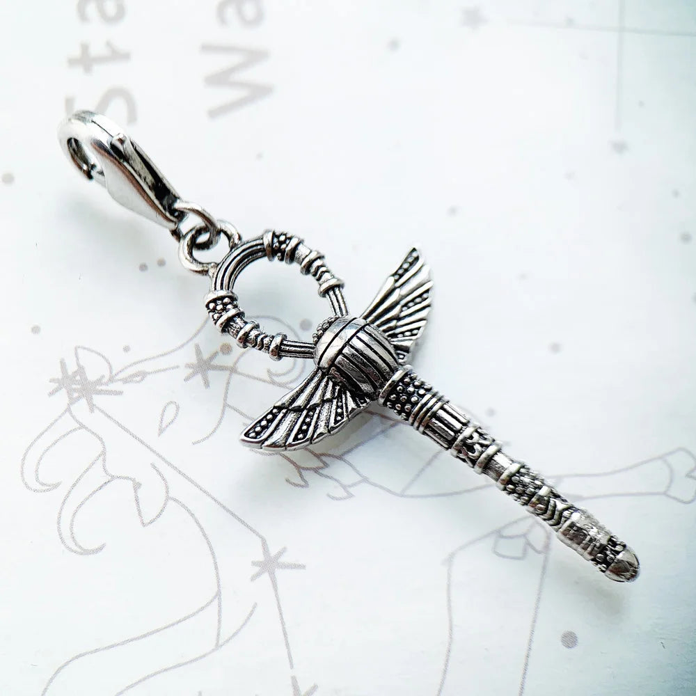 Lebenskreuz-Anhänger aus Sterlingsilber, Detailansicht mit Flügelmotiv und Ankh