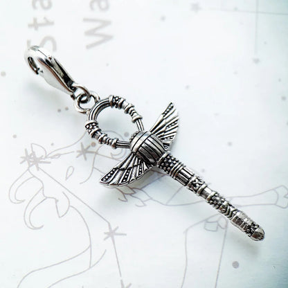 Lebenskreuz-Anhänger aus Sterlingsilber, Detailansicht mit Flügelmotiv und Ankh
