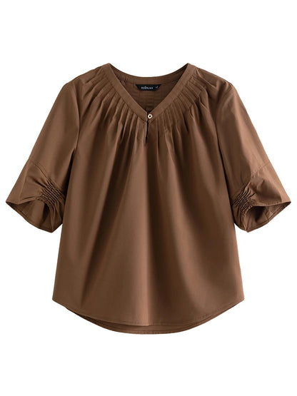 Elegantes Damen-T-Shirt in Weiß mit einzigartigem Design und vielseitigem Kragen – ideal für den Sommer.