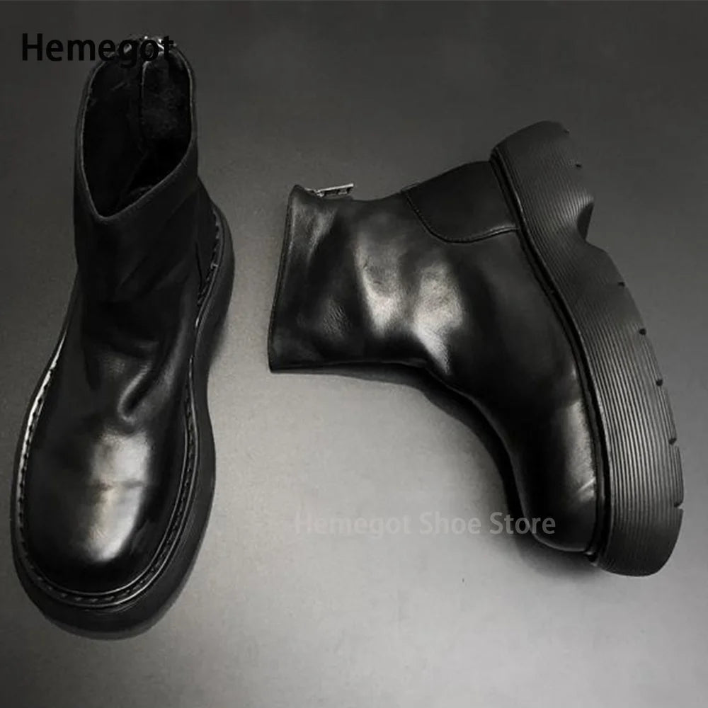 Schwarze Chelsea-Boots als Paar mit dickem Profil und breitem Schaft