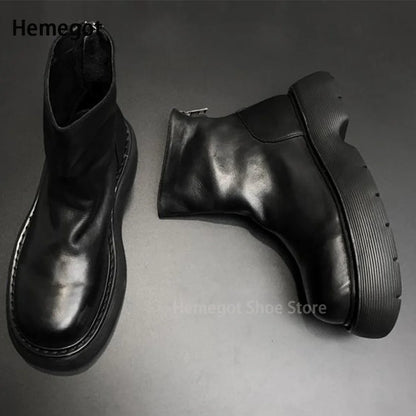 Schwarze Chelsea-Boots als Paar mit dickem Profil und breitem Schaft