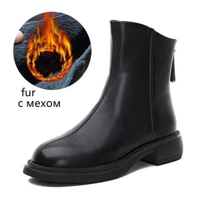 Schwarze Leder-Stiefelette mit flacher Ferse und Troddel/Schlaufe am Schaft, Ansicht von vorn.