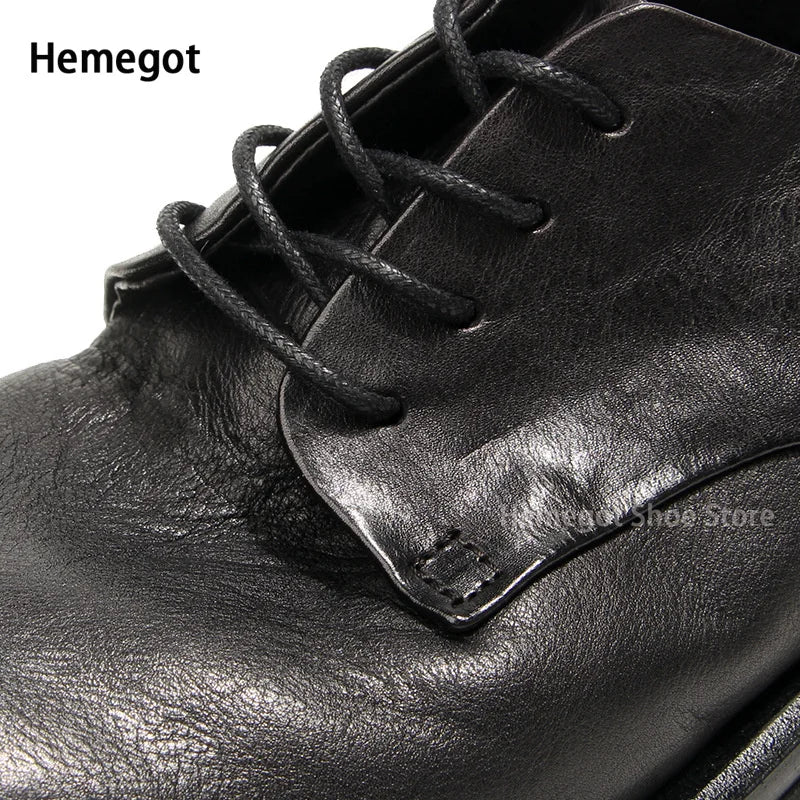 Schwarzer Herren-Schnürschuh aus Leder, runde Kappe, genähter Vorderbereich