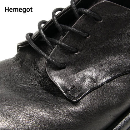Schwarzer Herren-Schnürschuh aus Leder, runde Kappe, genähter Vorderbereich