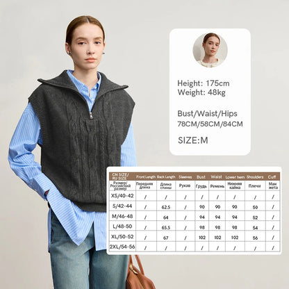 Ärmellose Strickweste dunkelgrau am Modell mit Stehkragen und Frontreißverschluss