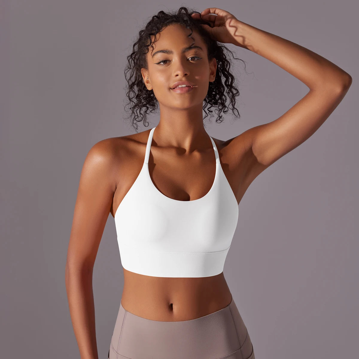 Sport-Bustier mit Trägern am Nacken, weiß mit nahtlosem Look