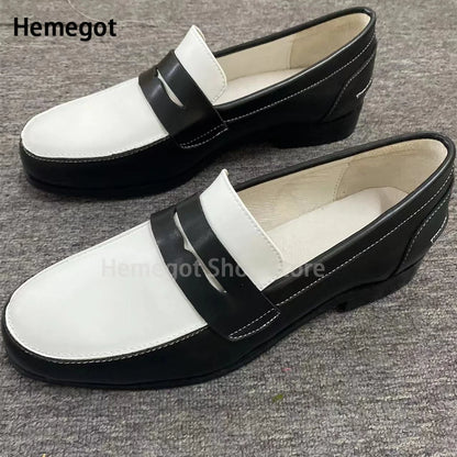 Schwarze Loafer mit weißen Einsätzen und kurzem Riemen, dicke Absatzsohle, Paar.