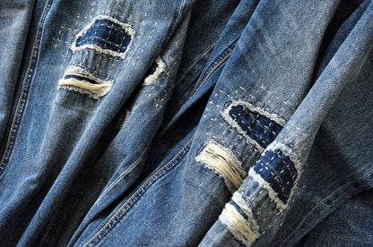 Männer Jeans im Vintage-Stil mit bestickten Patches und zerrissenen Details