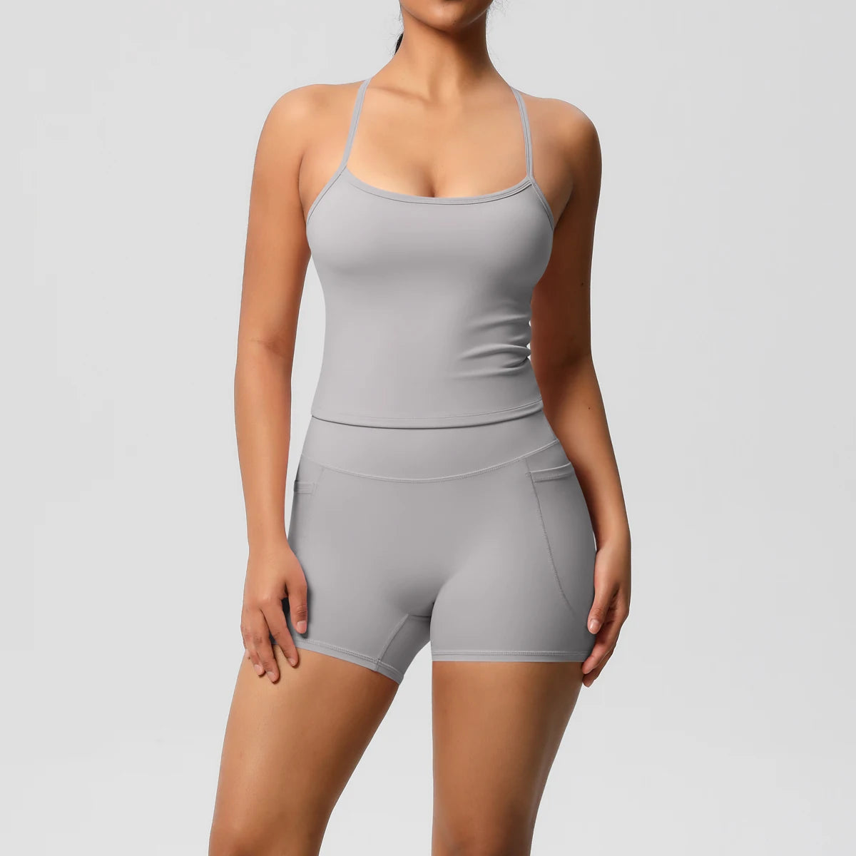 Schlankes Damen-Sportset: Träger-Top und Shorts, hellgrau, Frontansicht