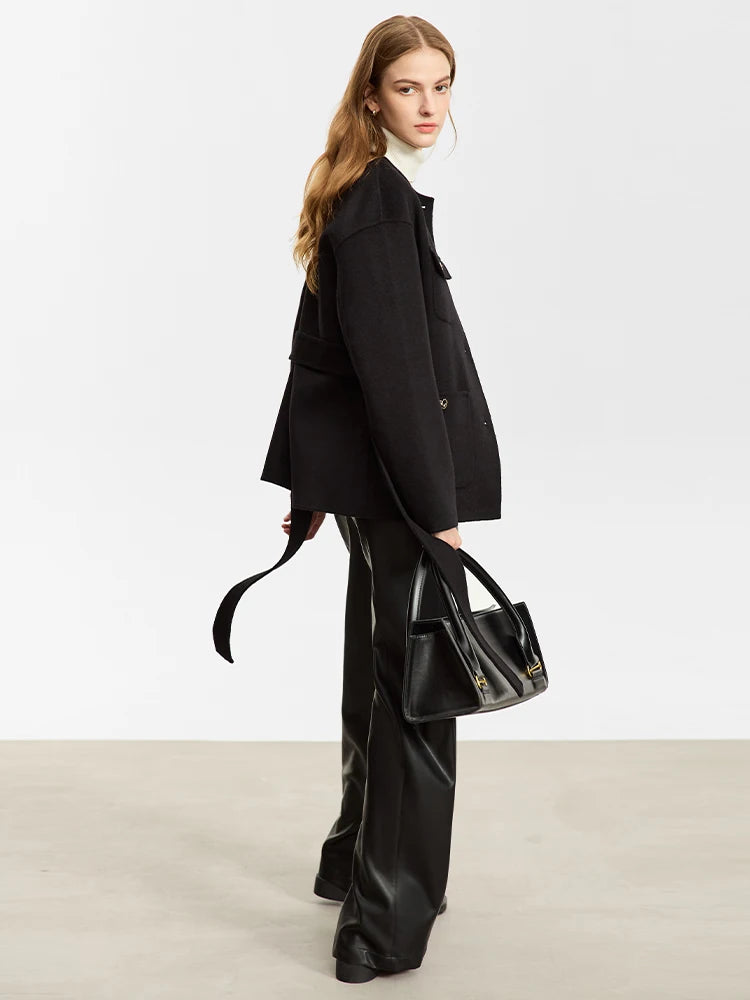 Frauen Woll Mantel im minimalistischen Stil mit Gürtel und Taschen