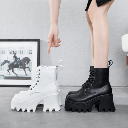 Stiefeletten in Weiß und Schwarz mit Schnürung, quadratischer Kappe und hoher dicker Sohle