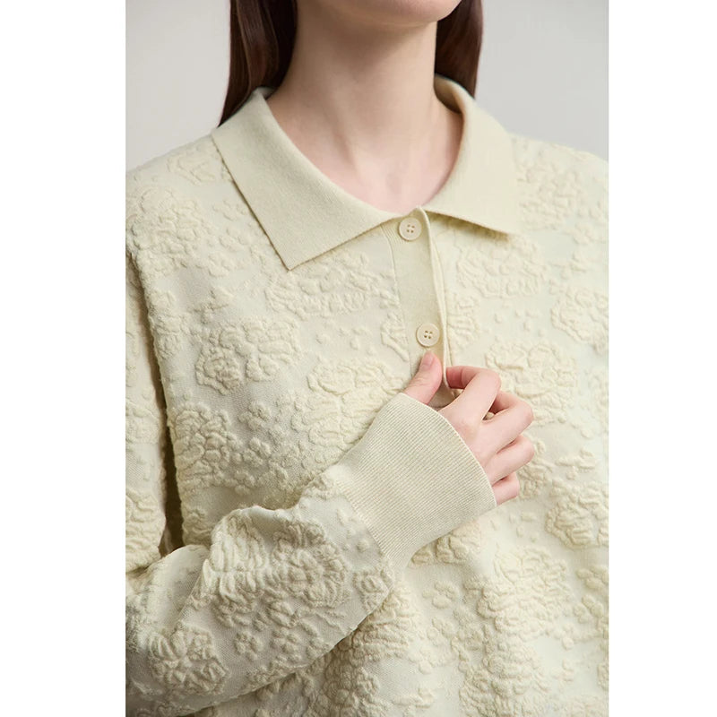 Cremefarbener Struktur-Pullover mit Kragen und Knopfleiste, Detailansicht der Brust