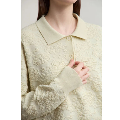 Cremefarbener Struktur-Pullover mit Kragen und Knopfleiste, Detailansicht der Brust