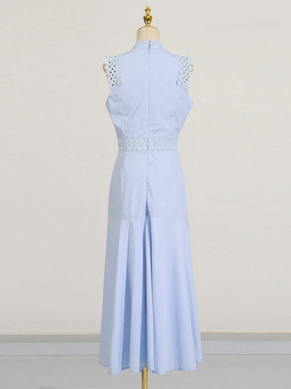 Ärmelloses Damen-Spitzenkleid mit Rundhalsausschnitt und Patchwork-Design – figurbetont und mit Hohldetails.