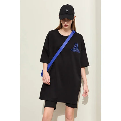 Damen Rundhals-T-Shirt im minimalistischen Stil mit lässiger Stickerei und kurzen Ärmeln