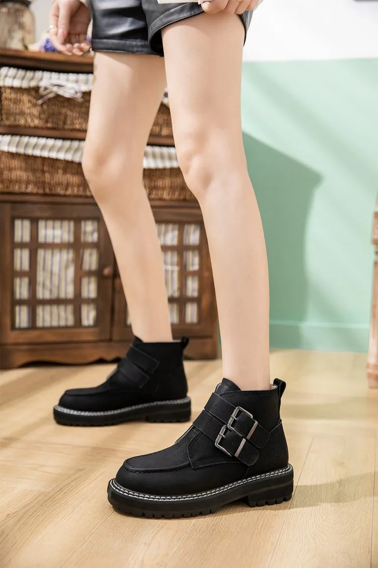 AIYUQI schwarze Stiefeletten am Fuß, mit Schnallendetail und dicker Profilsohle