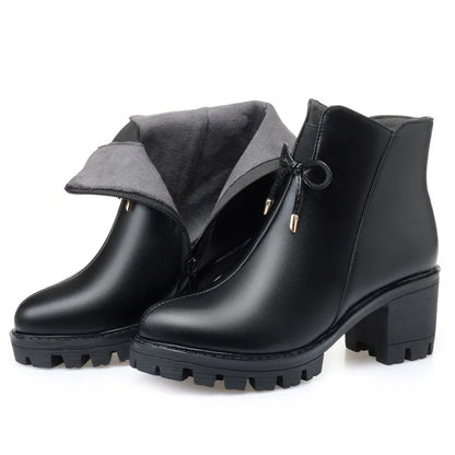 Schwarze Winterstiefeletten mit Schnürband, warmem Innenfutter und grober Profilsohle
