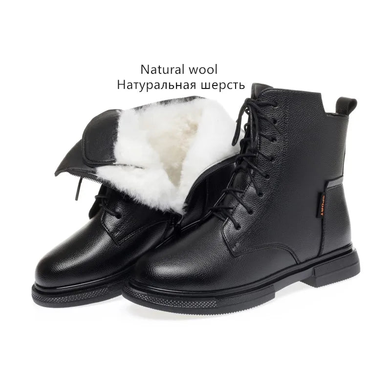 Schwarze Damen-Winterstiefeletten mit Schnürung und weißem Woll-Fellbesatz im Schaft.