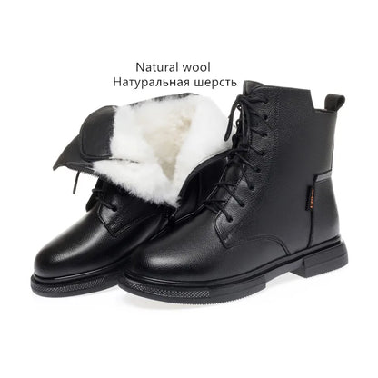 Schwarze Damen-Winterstiefeletten mit Schnürung und weißem Woll-Fellbesatz im Schaft.