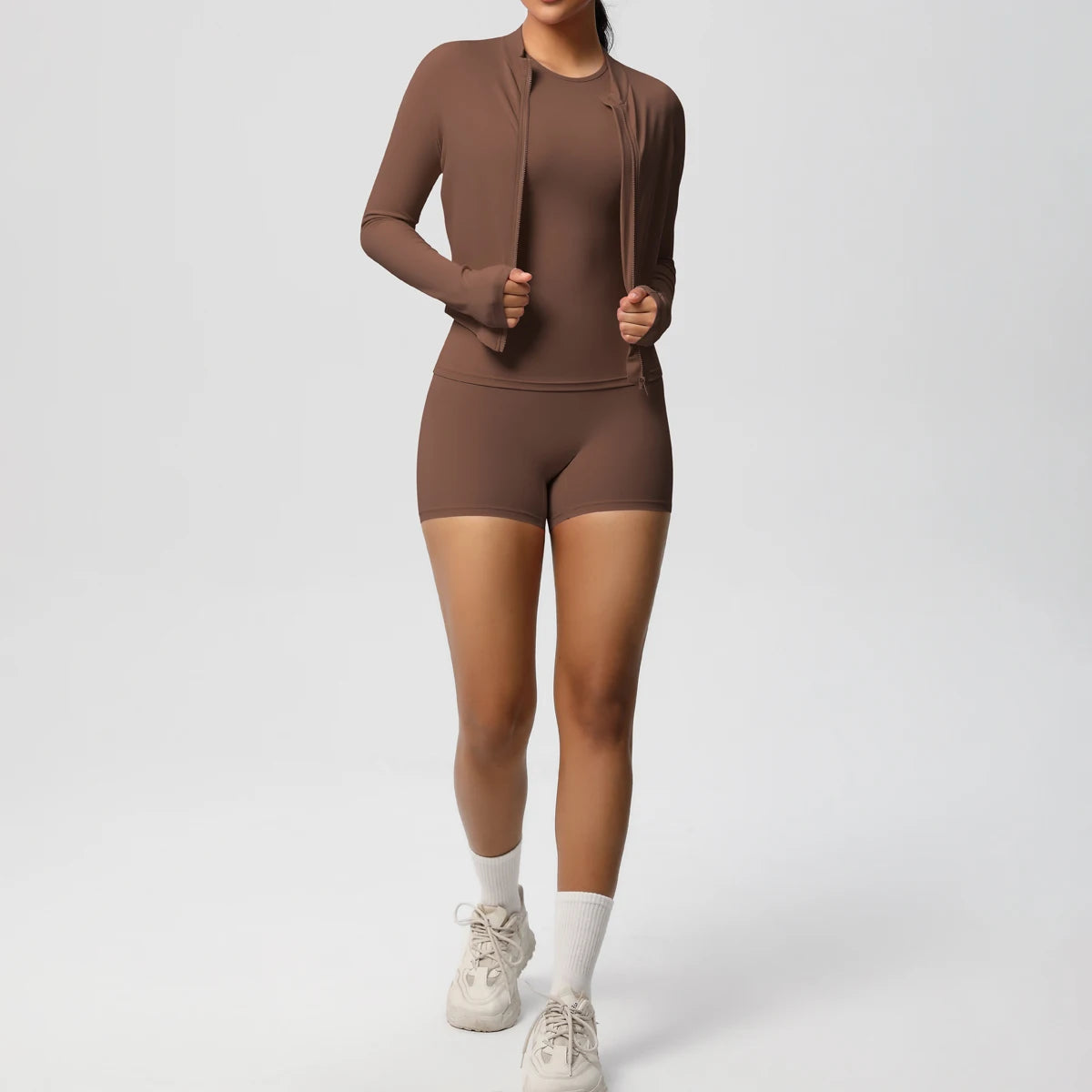 Damen-Yoga-Set: braune langarmige Jacke, Sporttop und Shorts, Ganzkörper