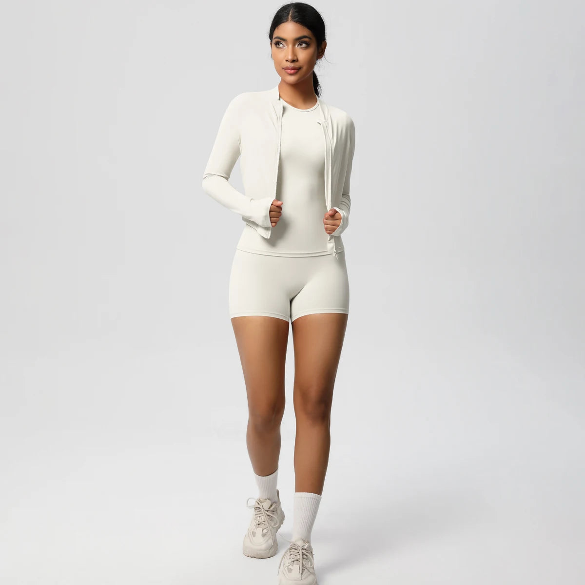 Damen-Fitnessset Creme mit Zipjacke und hochtaillierten Shorts, Frontansicht
