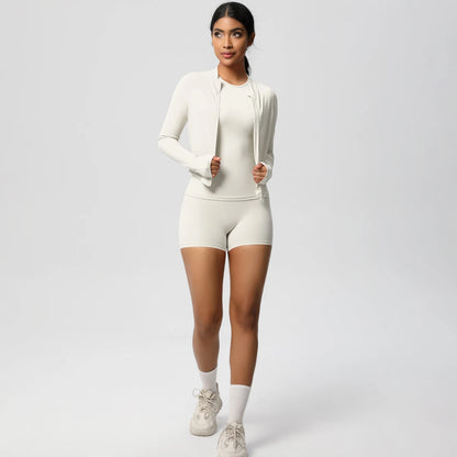 Damen-Fitnessset Creme mit Zipjacke und hochtaillierten Shorts, Frontansicht