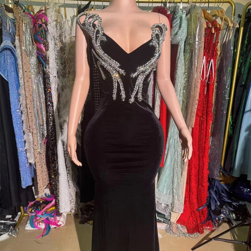 Schulterfreies ärmelloses Damenkleid mit Patchwork-Design und Faltendetails – figurbetont und elegant