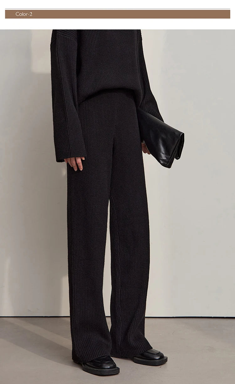 Schwarzer Rollkragenpullover, mit langer Silhouette, dazu schwarze weite Hose