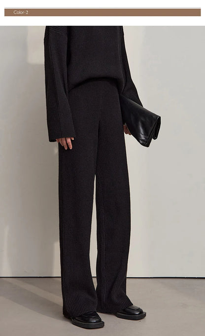 Schwarzer Rollkragenpullover, mit langer Silhouette, dazu schwarze weite Hose