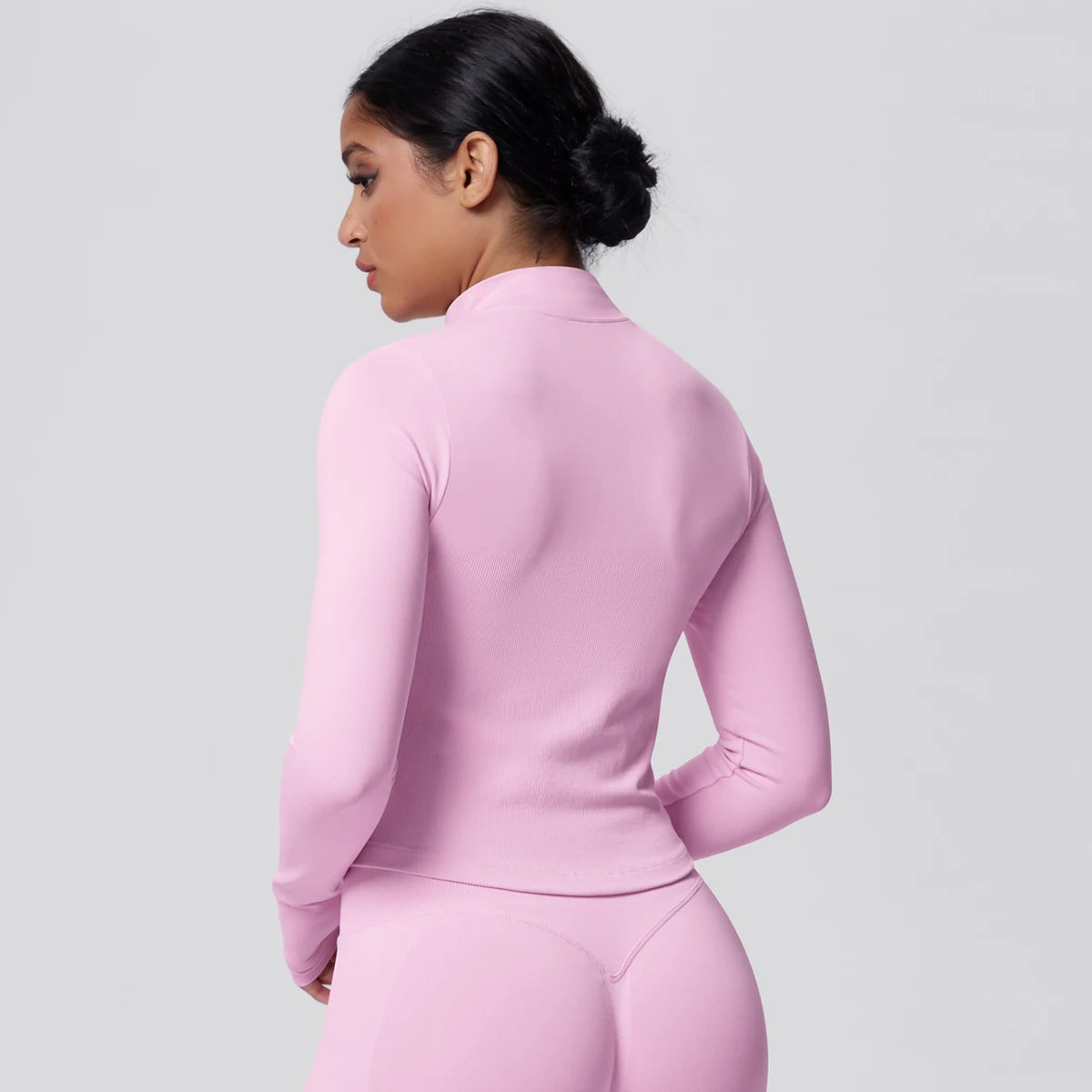 Damen Yoga-Jacke in Pastellrosa, Rückansicht seitlich, mit langem Ärmel und Saum
