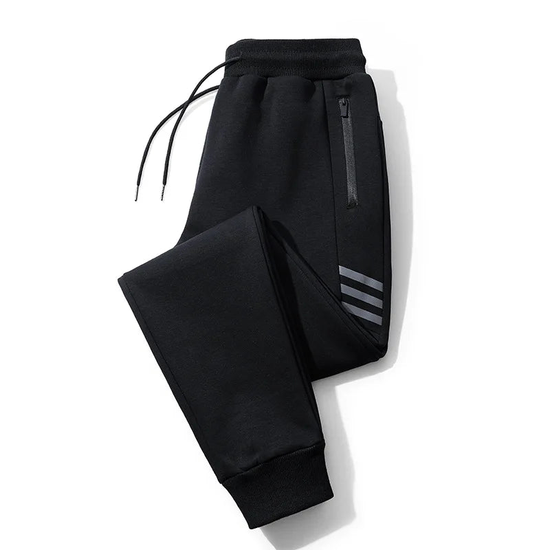 Lässiger Herren-Jumpsuit mit Kapuze und sportlichem Design – ideal für Freizeit und Sport.