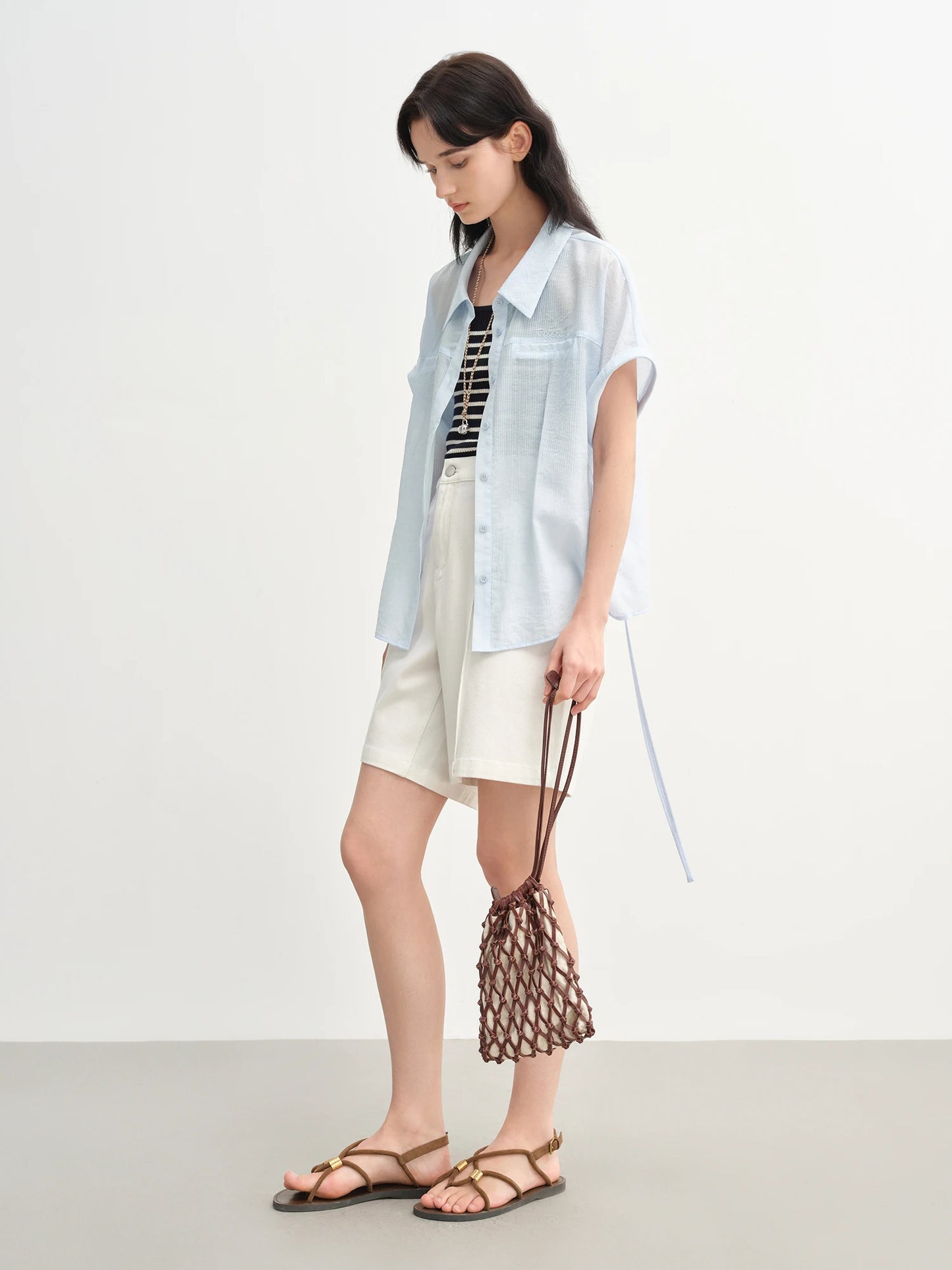 Sommerliches Damen-Shirt mit figurbetontem, künstlerischem Druck und einzigartigem Muster – lässig und schick.