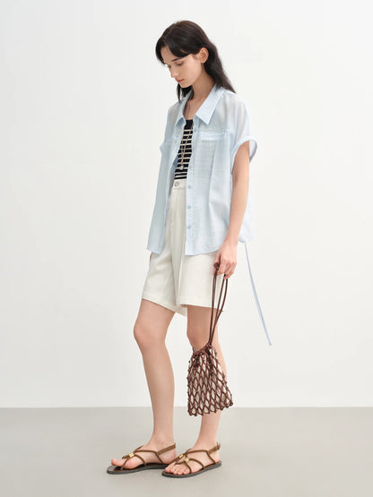 Sommerliches Damen-Shirt mit figurbetontem, künstlerischem Druck und einzigartigem Muster – lässig und schick.