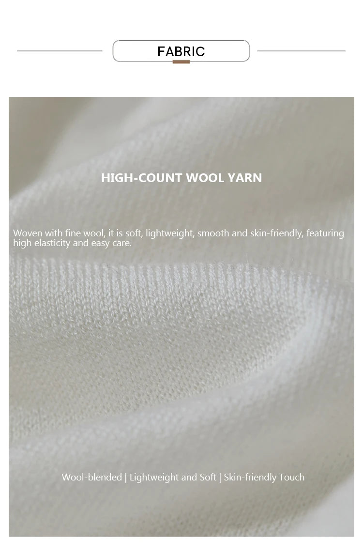 Pullover-Stoffdetail: fein strukturierter Strick in hellgrau-weiß, hochwertige Wolloptik