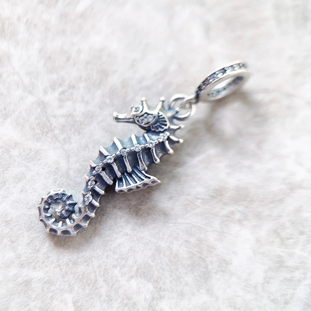 Nahansicht Seepferdchen-Anhänger aus Sterlingsilber mit Strass