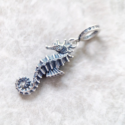 Nahansicht Seepferdchen-Anhänger aus Sterlingsilber mit Strass