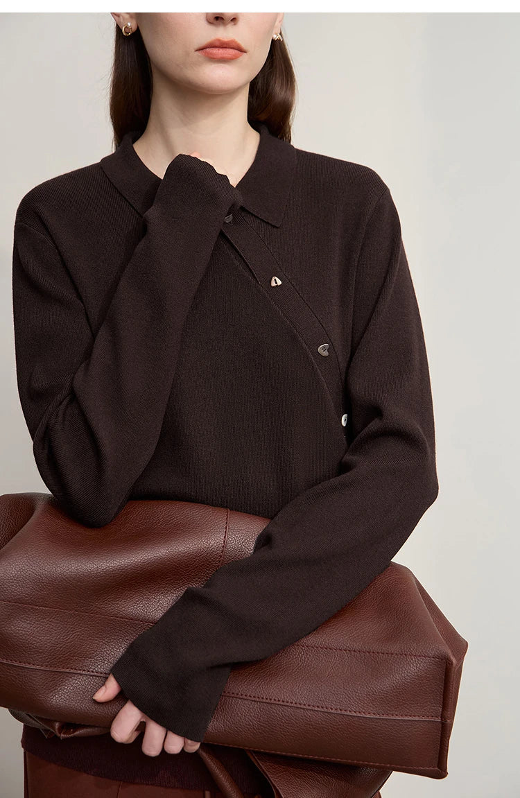 Dunkelbrauner Damen-Strickpullover mit Knopfleiste, langem Ärmel, seitliche Frontansicht