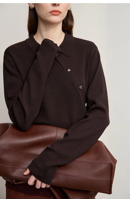 Dunkelbrauner Damen-Strickpullover mit Knopfleiste, langem Ärmel, seitliche Frontansicht