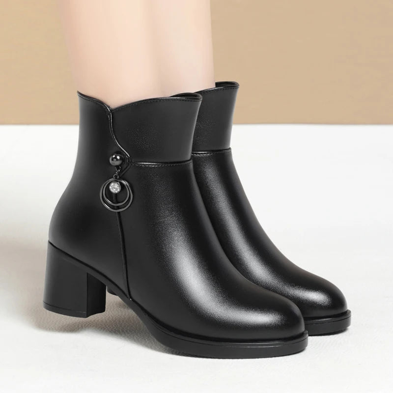 Damen-Winterstiefelette aus schwarzem Leder mit Rundschlaufe am Schaft und Blockabsatz