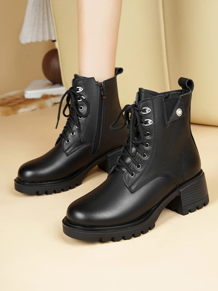 Schwarze Schnürstiefeletten mit Wollfutter, hoher Sohle und blockigem Absatz