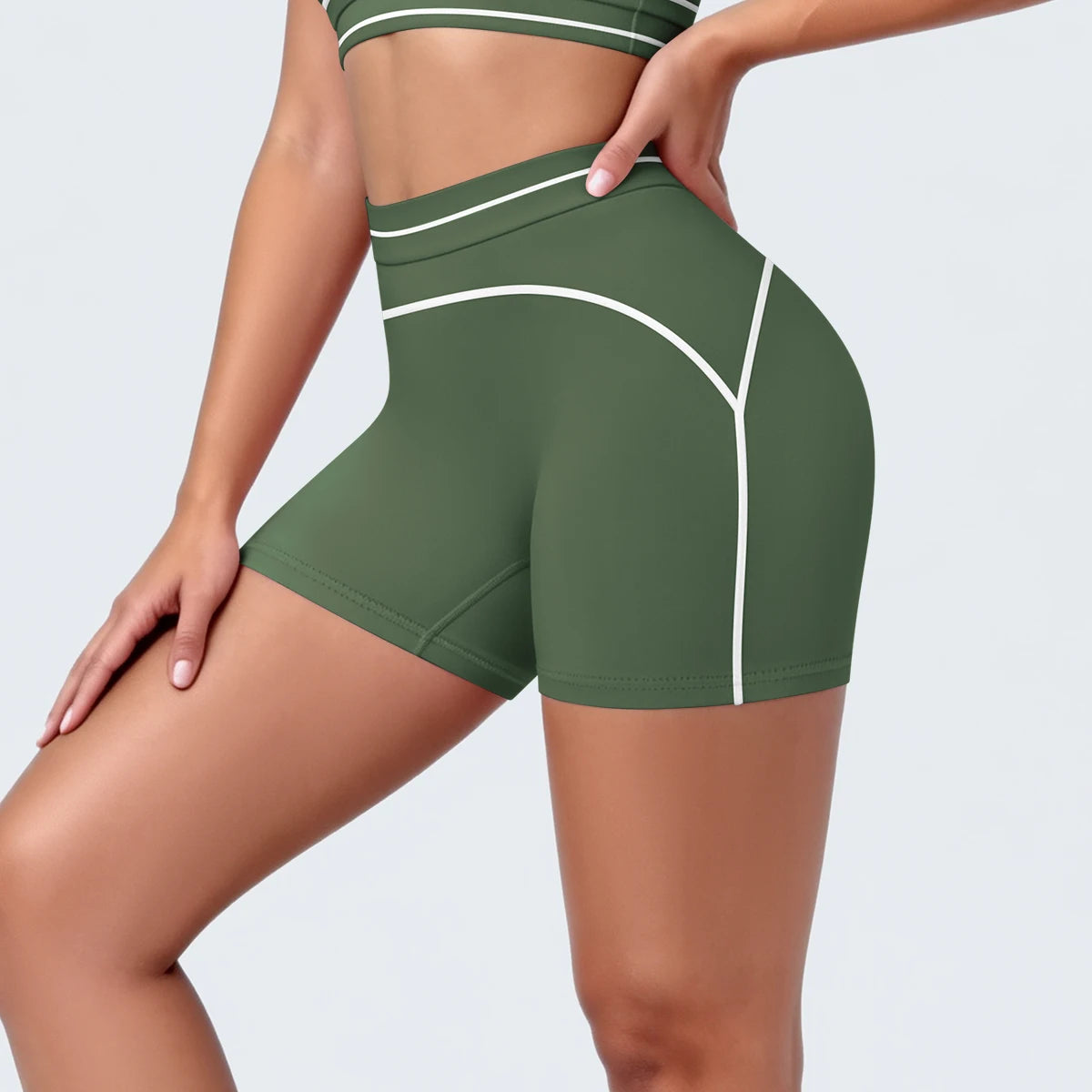 Damen Yoga-Shorts in Moosgrün mit weißen Kontraststreifen, Taschenbereich sichtbar