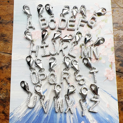 Damen-Charm-Anhänger Buchstaben weißer Stein klassisch aus Sterlingsilber