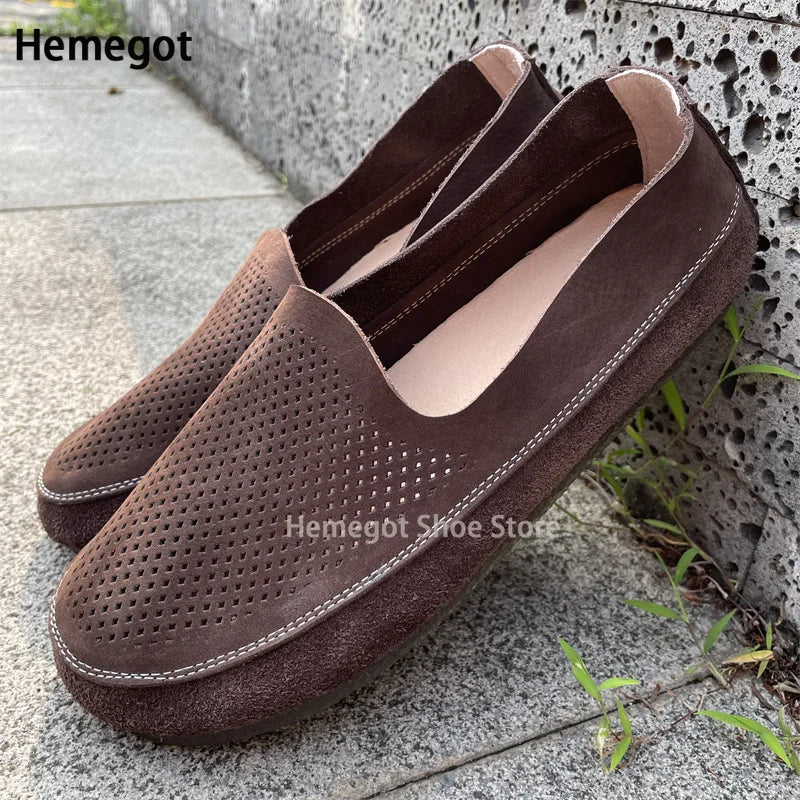 Herren-Slipper aus dunkelbraunem Leder, Slip-On-Form mit perforiertem Vorderteil.