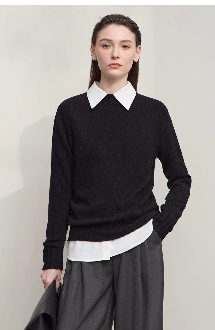 Dunkler Damen-Pullover mit geripptem Mock-Neck und langen Ärmeln, weißes Unterhemd sichtbar.