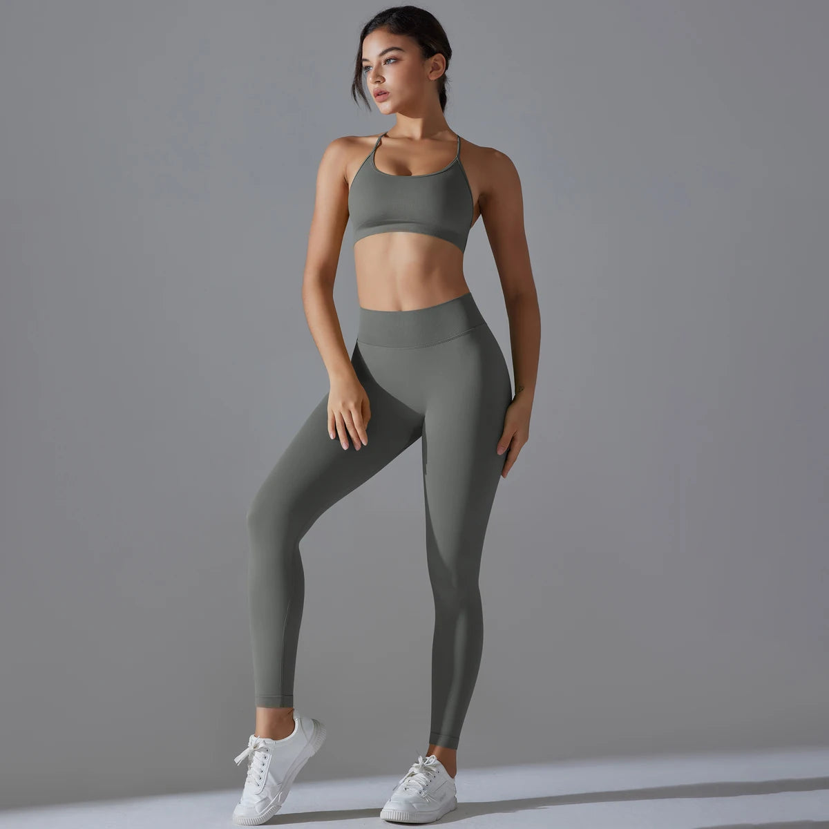 Nahtloses Yoga-Set in dunkelgrau: Sport-BH mit breiten Trägern und Leggings