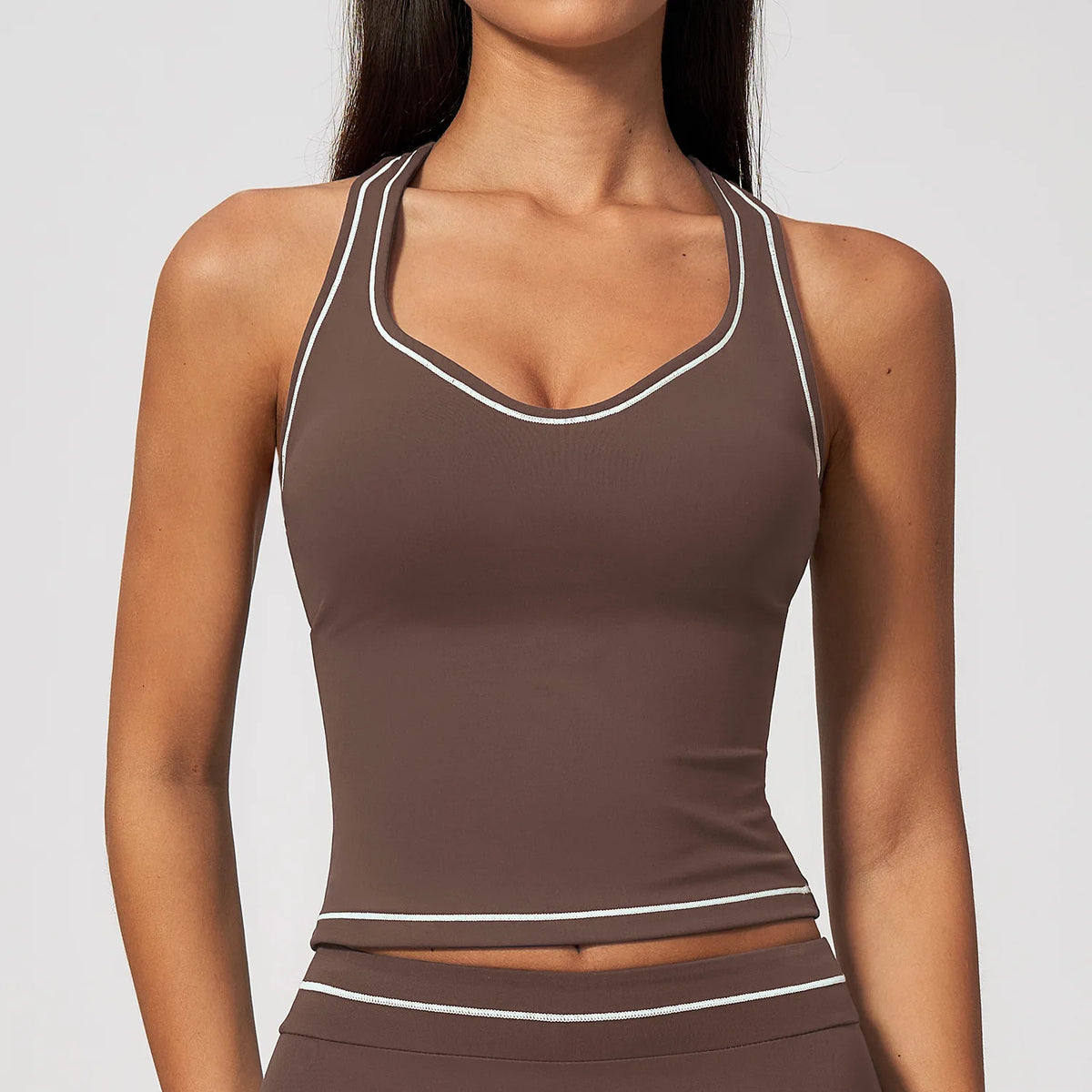 Yoga-Top für Damen, dunkelbraun mit weißer Kontrastpaspel und breiten Trägern