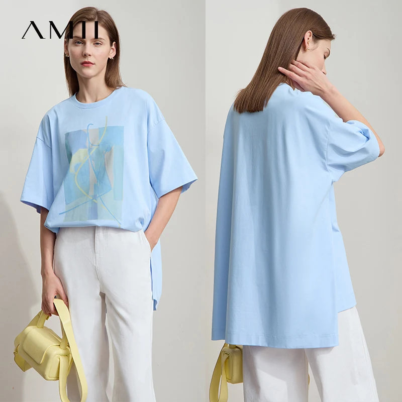 Damen T-Shirt im minimalistischen Design mit unregelmäßigem Schnitt und abstraktem Druck