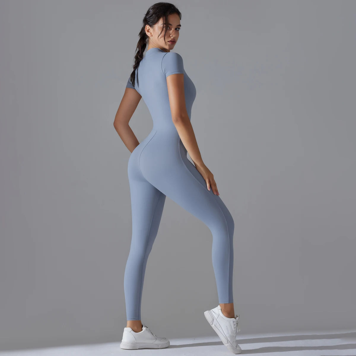 Hellblauer Damen-Sport-Bodysuit, kurzer Arm, durchgehender Reißverschluss vorn