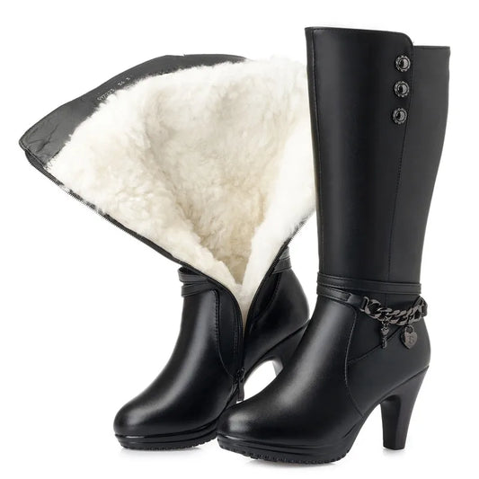 Schwarze kniehohe Stiefel mit hohem Absatz, Kettenriemchen und warmem Kunstfellfutter vorn