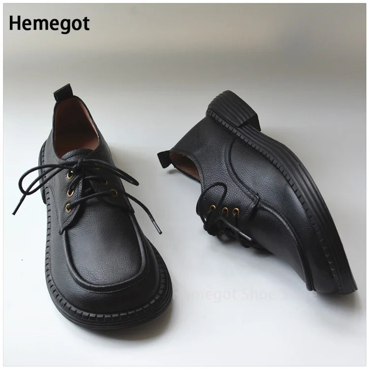 Schwarze Herren-Leder-Schnürschuhe, seitliche Ansicht mit Traktionsprofil